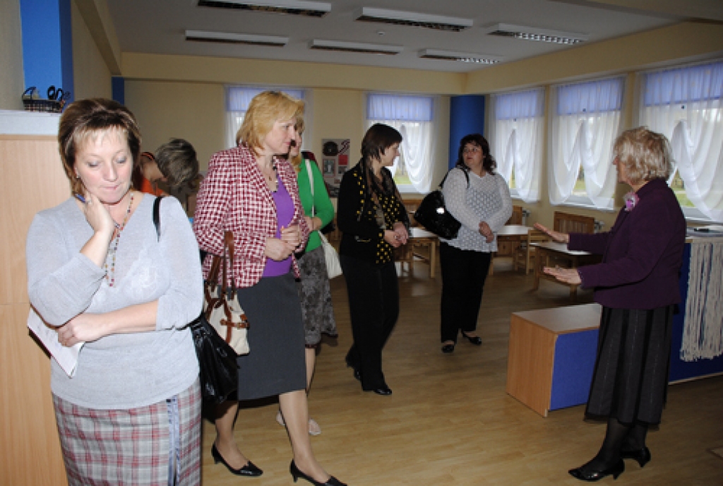 Pirmsskolas pedagogi iepazīstas ar bērnudārza «Mārpuķīte» zilās grupiņas telpām.
Autors: Juris Iļņickis