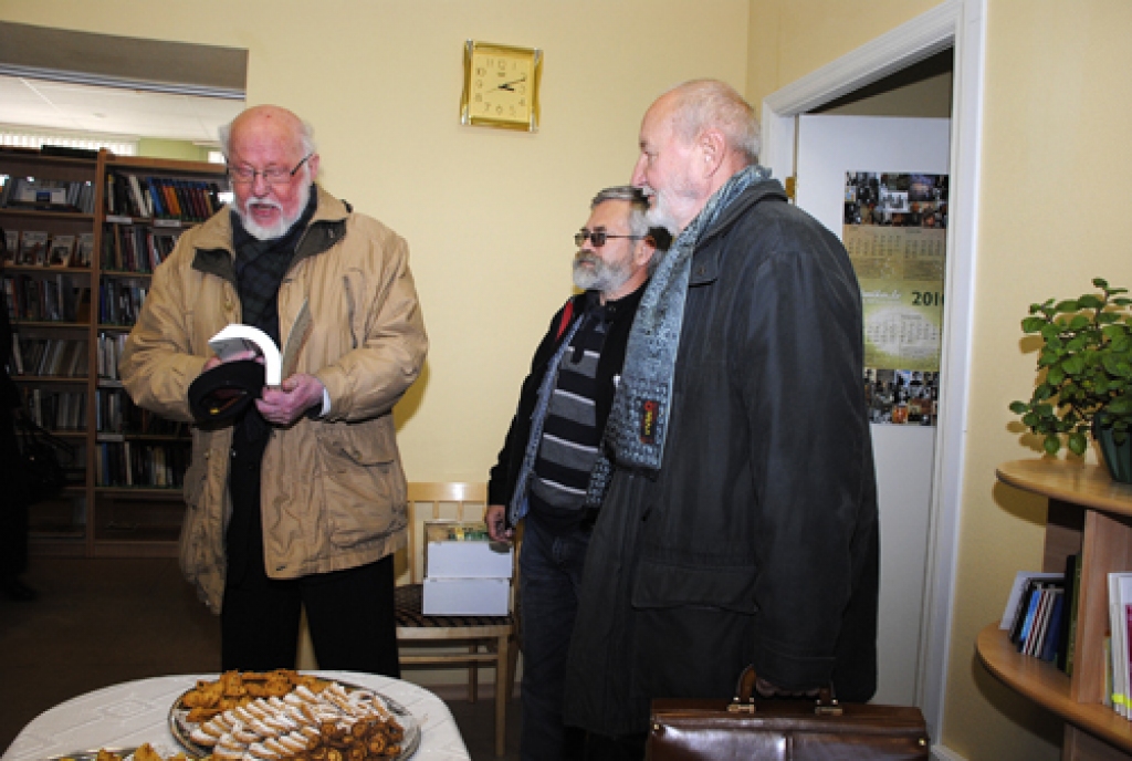 Dzejnieks, publicists un atdzejotājs Knuts Skujenieks (no kreisās), lietuviešu  literatūras kritiķis Kestutis Nastopka un dzejnieks Vlads Bražūns Iecavas E. Virzas bibliotēkā.
Autors: Juris Iļņickis