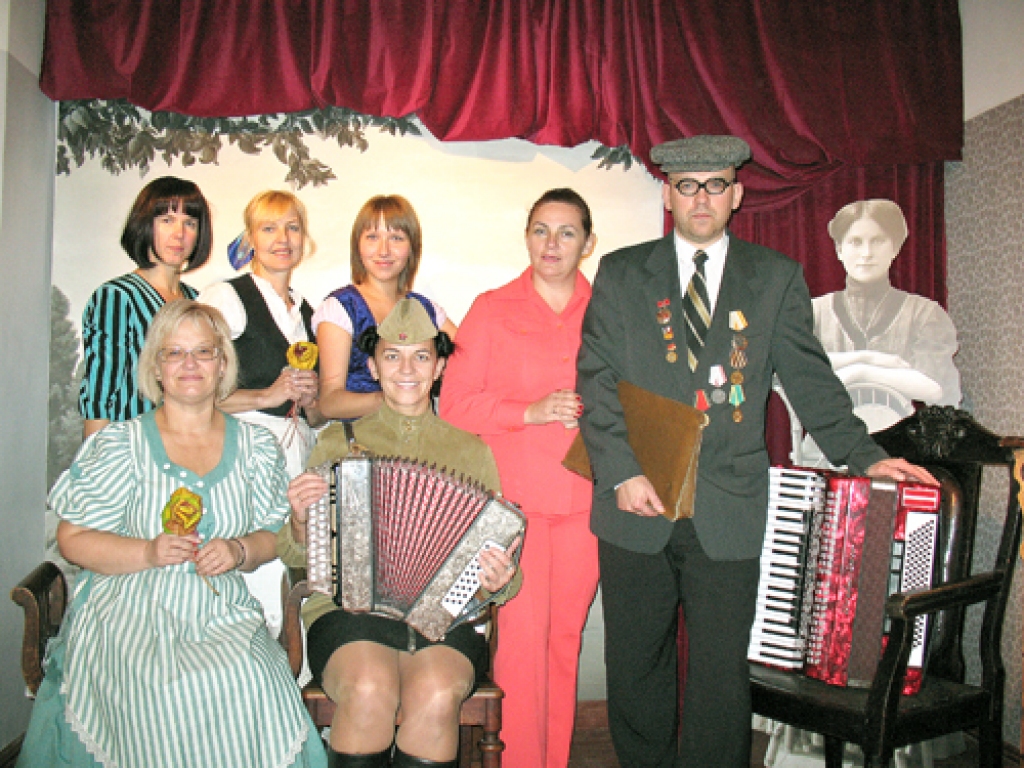 Šova «Piedzīvojums Bauskā 20. gadsimtā» dalībnieki 100. izrādes dienā. Pirmajā rindā no kreisās sēž Baiba Šulce, Anita Ķisele, otrajā rindā stāv Ilva Strautzele, Dina Saltupa, Kristīna Raja, Sandra Ķisele, Aigars Urtāns (attēlā nav Raita Ābelnieka, Jāņa Miziša un Ilgas Balodes).
Autors: no Bauskas novadpētniecības un mākslas muzeja albuma