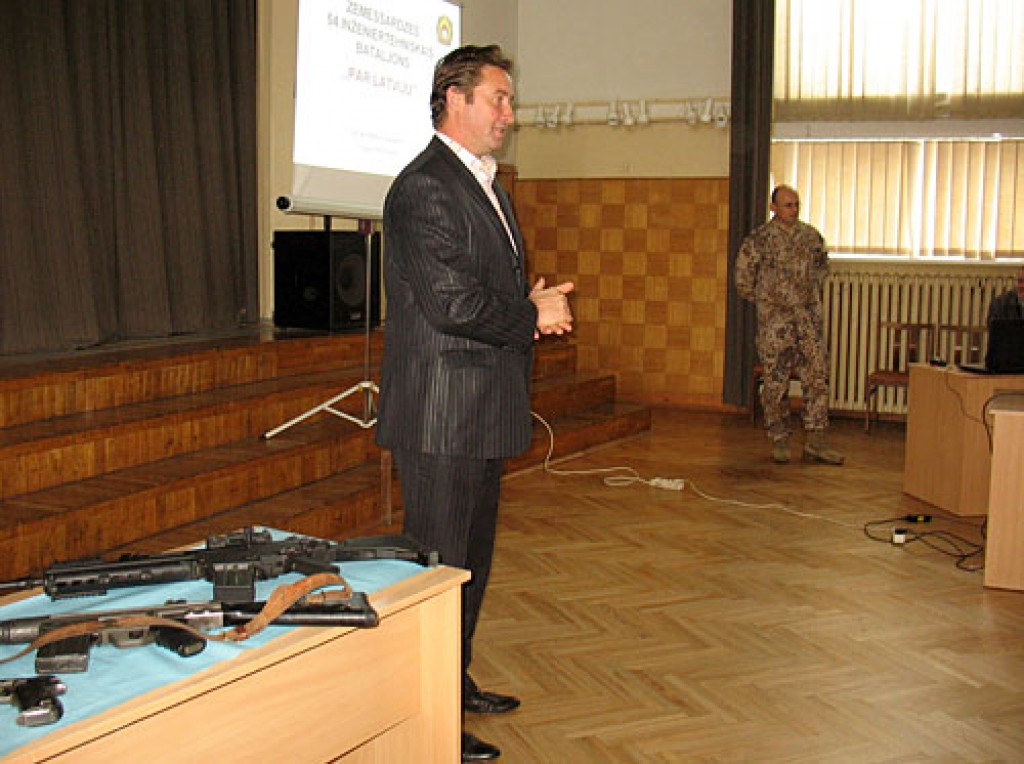 Bauskas 1. vidusskolas direktors Raimonds Žabovs aicina vidusskolēnus izmantot iespēju izjautāt Zemessardzes 54. Inženiertehniskā bataljona komandieri Agri Purviņu.
Autors: Vilnis Auzāns