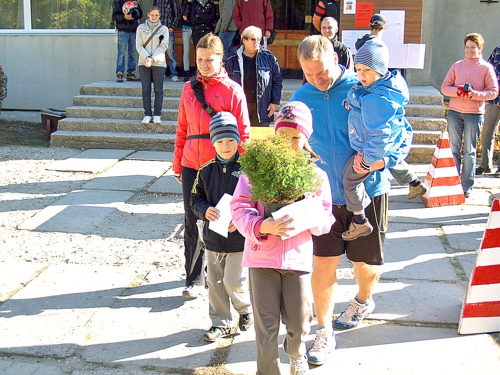 Uz tādiem cilvēkiem turas Zemgale – Šustu ģimene saņem godam nopelnīto balvu par piedalīšanos skrējienā.
Autors: Jānis Klimovičs