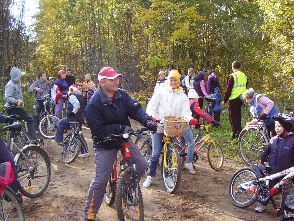 Ģimeņu velobraucienā Vecumniekos līdz Staņķezeram un atpakaļ piedalījās 50 dalībnieku.
Autors: Inga Muižniece