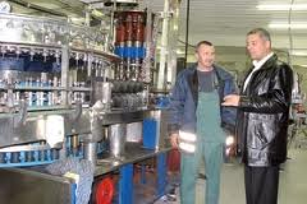 «Kamēr apdrošinātāji neko nav teikuši, mēs neko neaiztiekam, gaidām slēdzienu. Viņi vēl aizvien pēta situāciju. Gribētos atjaunot ražošanu, pirms sākas ziemas aukstums un sniegs,» saka A. Dzirkalis ( no labās).
Autors: No arhīva.