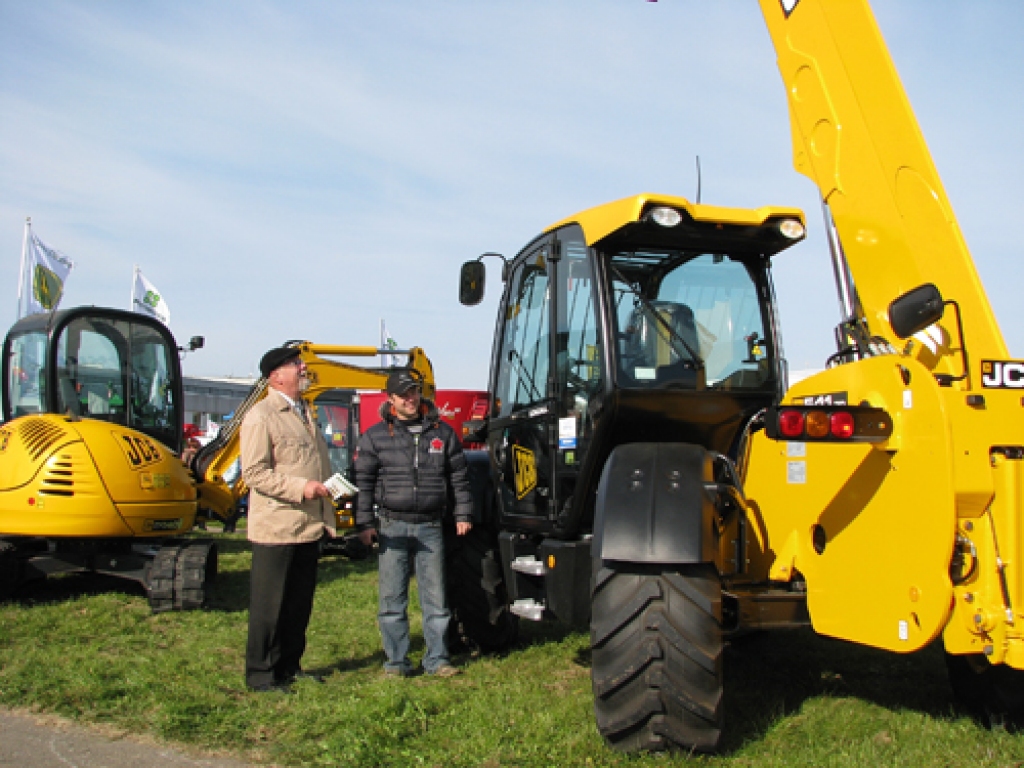 Viesturu pagasta zemnieks Raimonds Kazbuķis (no kreisās) Rāmavā lūko, kādu tehniku izvēlēties, viņu konsultē SIA «Agritech» pārstāvis Arvis Jaunzems. 
Autors: Juris Iļņickis