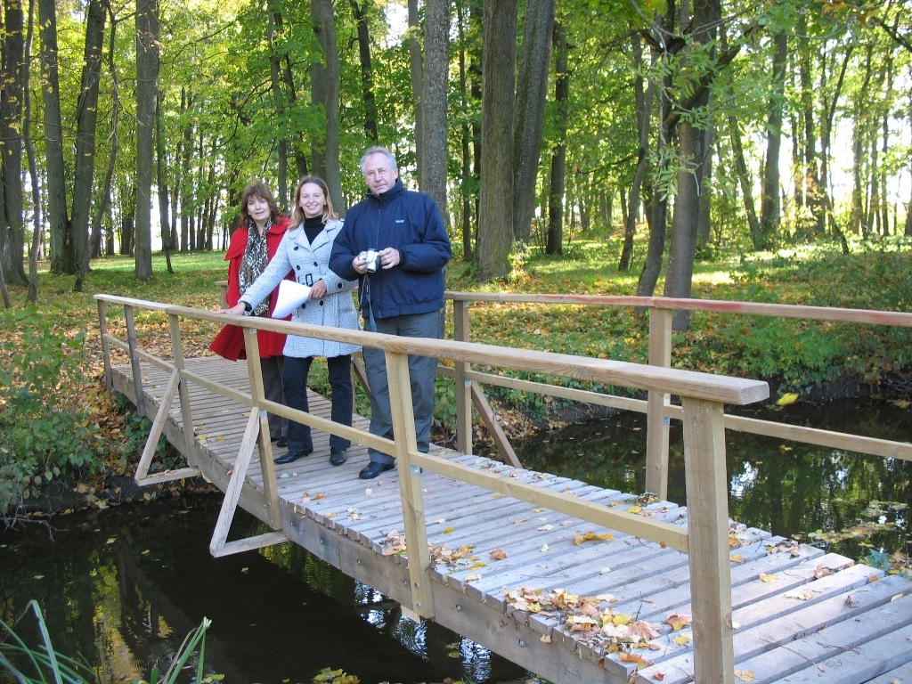 «Raganas laipiņa» – šāds nosaukums dots tiltiņam Svitenes centrā. Tas ved pāri Virsītes upei no Saulesdārza uz muižas parku. 
Autors: No albuma.