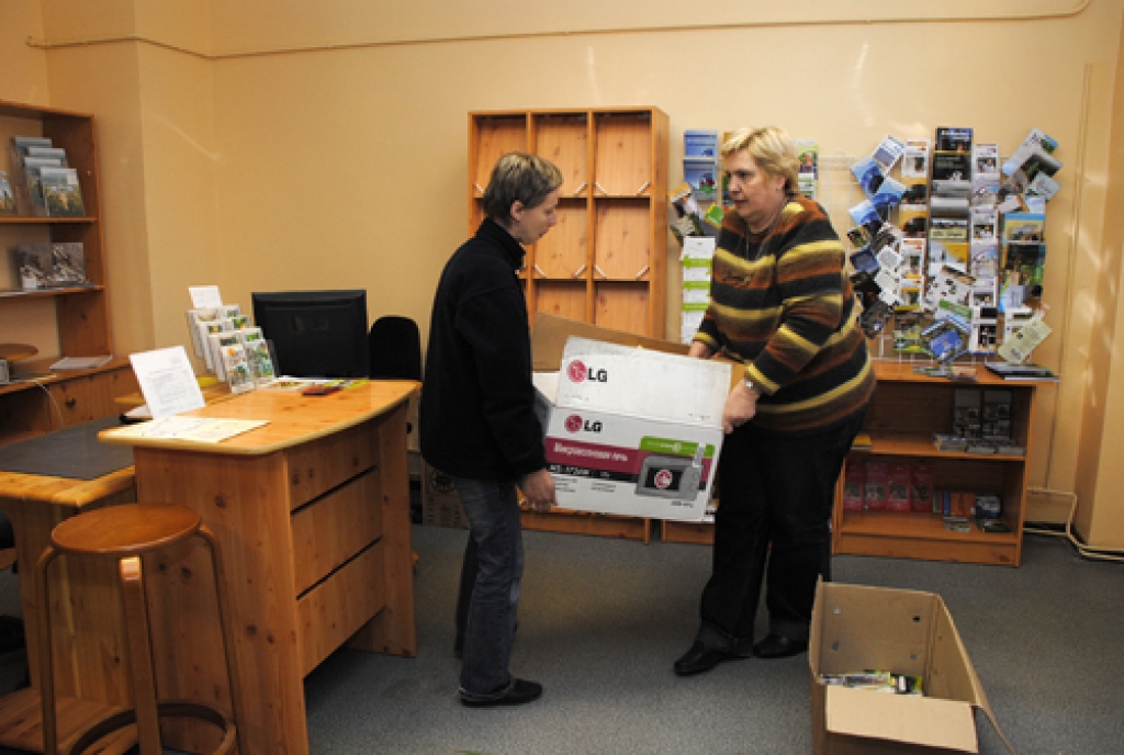 Bauskas tūrisma un informācijas centra direktore Inese Turkupole-Zilpure un speciāliste Vija Grūbe jaunajās telpās izvieto informatīvo materiālu. 
Autors: Ivars Bogdanovs