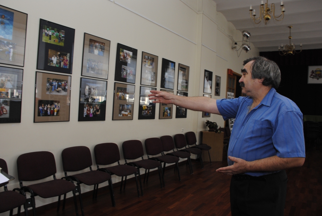 Nikolajs Ševirjovs dzimis un audzis Krievijā, savulaik bija kolektīvās saimniecības «Uzvara» pārstāvniecības Maskavā vadītājs. Nu jau vairāk nekā 20 gadus dzīvo Latvijā, ir šeit nodibinājis ģimeni, labi pārvalda latviešu valodu. 
Autors: Ivars Bogdanovs