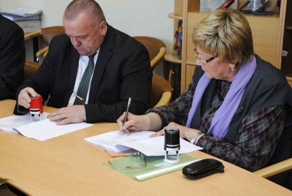  Bauskas novada domes priekšsēdētājs Valdis Veips un SIA «Rimts» galvenā grāmatvede Natālija Gohberga paraksta līgumu par Bauskas Rātsnama rekonstrukcijas darbu sākšanu. 
Autors: Ivars Bogdanovs