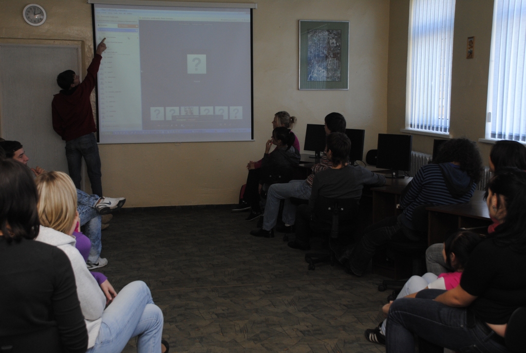 Neizejot no Pilsrundāles vidusskolas datorklases, audzēkņi kopā ar skolēniem no Saldus, Jelgavas, Talsu, Gaujienas, Pāvilostas, Jēkabpils un Smiltenes piedalījās seminārā.   
Autors: Ivars Bogdanovs