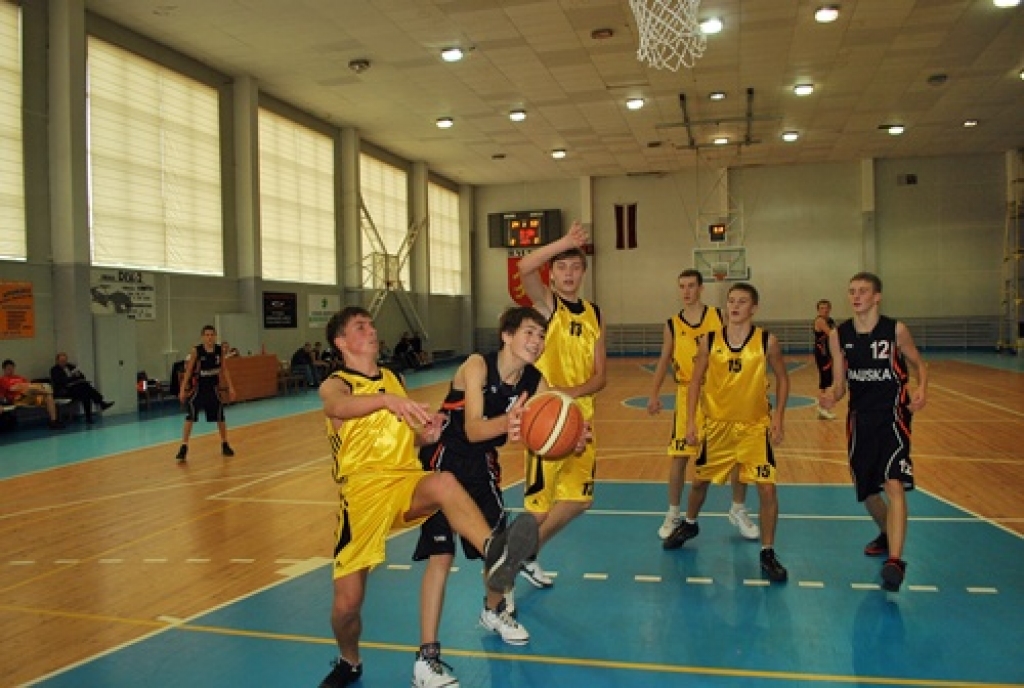 Baušķenieku U-17 komandas spēlētājiem (melnos tērpos) cīņā ar limbažniekiem nebija viegli izlauzties līdz groza apakšai.
Autors: Uldis Varnevičs