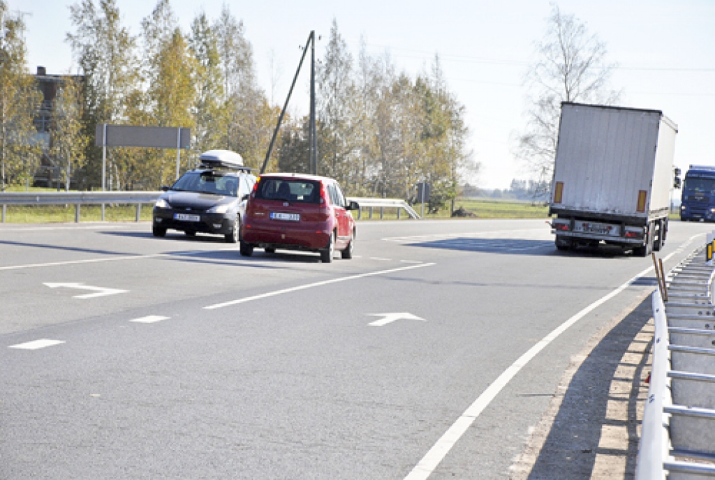 Beidzot novērts ceļu projektētāju pirms pieciem gadiem pieļautā kļūda, uz A-7 Grenctālē izbūvēta kreisā pagrieziena josla. 
Autors: Ivars Bogdanovs