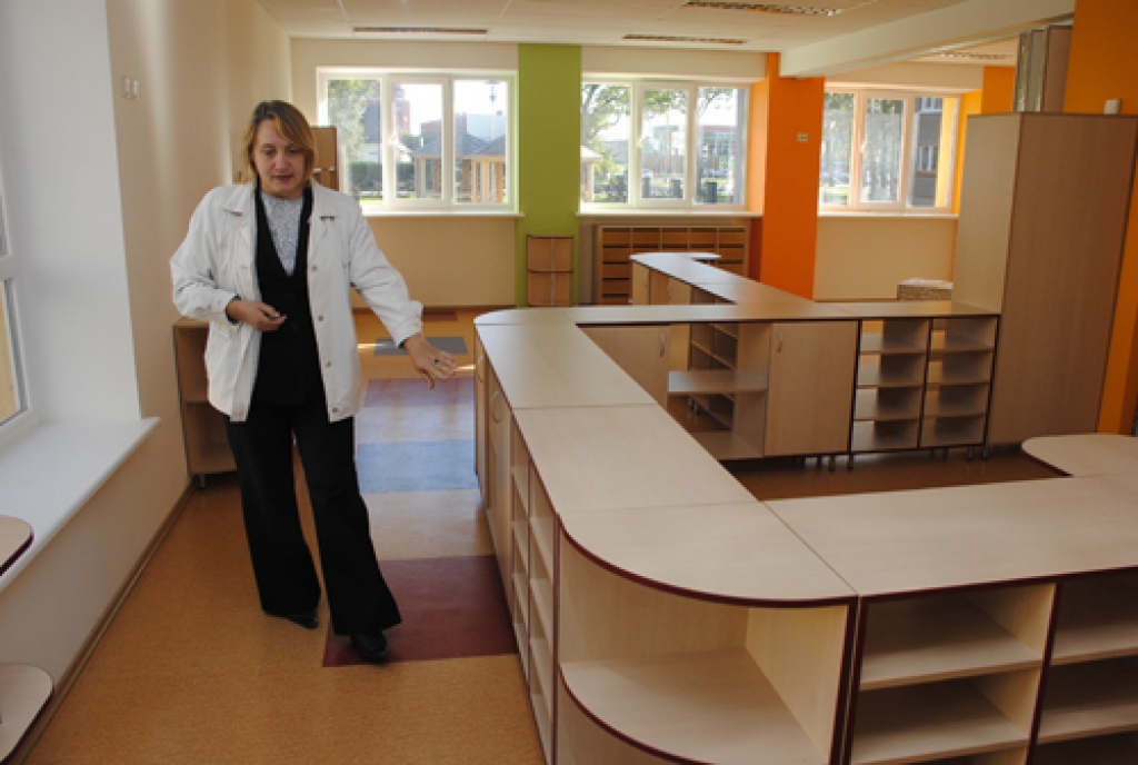 Daina Kadiševska, bērnudārza «Pasaulīte» vadītāja, vēro, kā jaunajās telpās Dārza ielā 3 tiek montētas un izvietotas mēbeles.
Autors: Ivars Bogdanovs