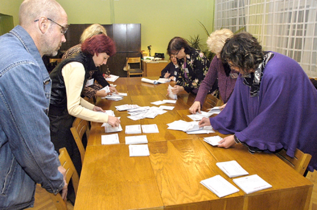 Saulaines vēlēšanu iecirknī tiek skaitīti vēlēšanu zīmēs izdarītie papildinājumi - plusa zīmes un svītrojumi.
Autors: no «Bauskas Dzīves» arhīva.