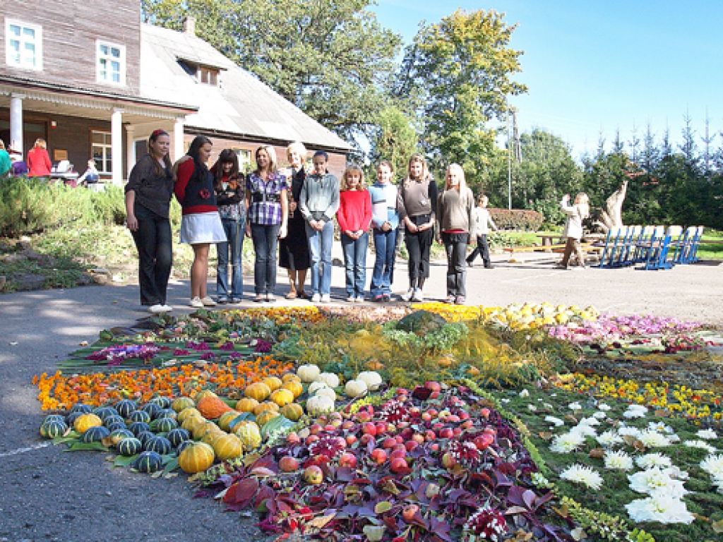 Dzimtmisas muižas daiļās dārznieces ar floristikas pulciņa vadītāju Elgu Ziemiņu pie pašu veidotās Saules zīmes – siltuma un labestības simbola.
Autors: Madara Ērgle