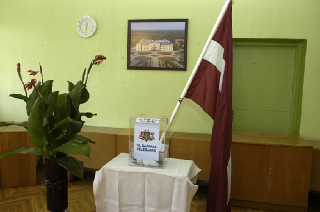 Vēlēšanu iecirknī Saulaines profesionālajā vidusskolā vēlēšanas tiešām rit «caurspīdīgi», kaste vēlēšanu aploksnēm  caurspīdīga. 
Autors: Ivars Bogdanovs