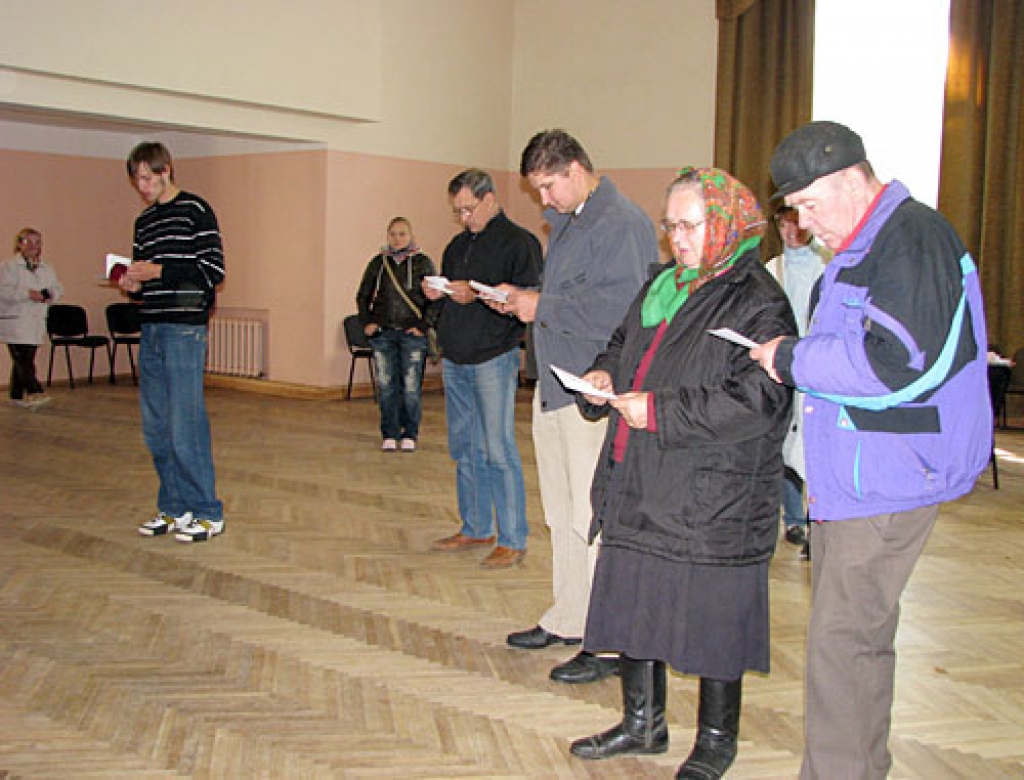 Iecirknī Vecumnieku tautas namā vēlētājiem bija arī jāpastāv rindā.
Autors: no «Bauskas Dzīves» arhīva.