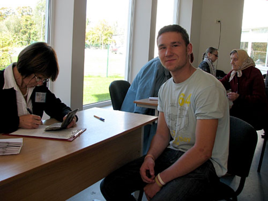 Ļoti daudz balsotāju bija Bauskā, iecirknī, kas iekārtots 2.vidusskolā. Guntis Paškevics, kamēr tiek reģistrēti viņa dokumenti, vēl nav izlēmis, par ko balsos. «Divas partijas man ir prātā. Vēl pāris minūtes jāpastāv rindā, pa to laiku izlemšu,» «Bauskas Dzīvei» atzīst jaunietis, kuram šīs ir pirmās Saeimas vēlēšanas. 
Autors: Vilnis Auzāns