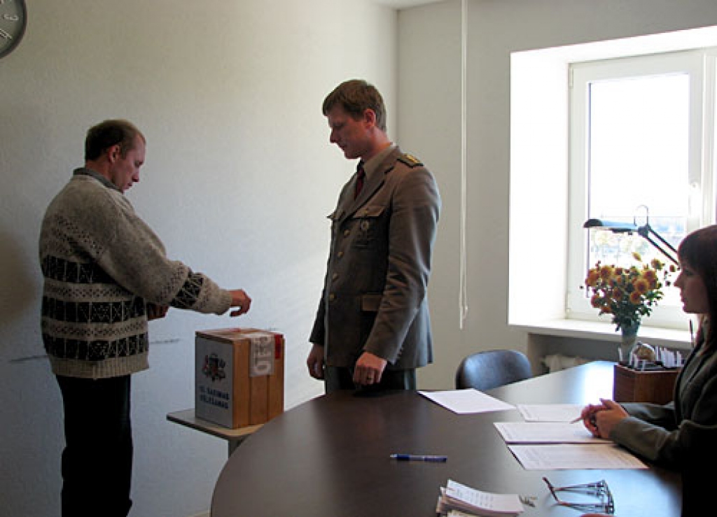 Vecumnieku atklātā tipa cietumā balsošana organizēta pirmo reizi. Artūrs Andersons no Daugavpils balso, lai pēc tam, kad nokļūs brīvībā, varētu dzīvot tālāk ar tīru sirdsapziņu – pilsoņa pienākums ir izpildīts.
Autors: Vilnis Auzāns