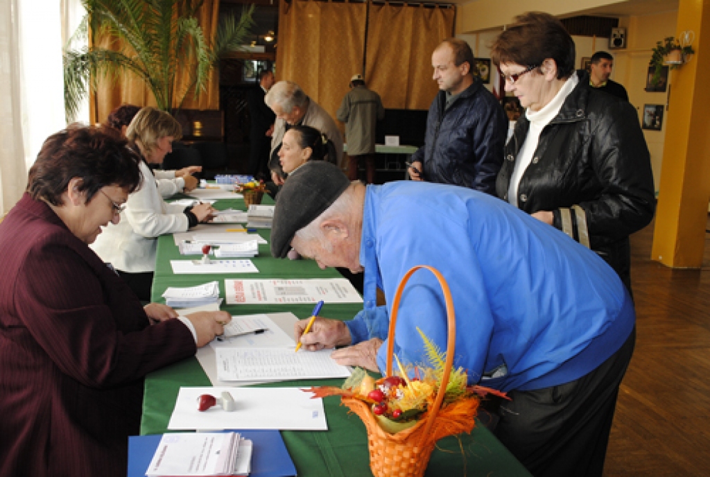 Balsošana vēlēšanu iecirknī bijušās Bērzu skolas ēkā Bauskas novada Mežotnes pagastā.
Autors: Juris Iļņickis
