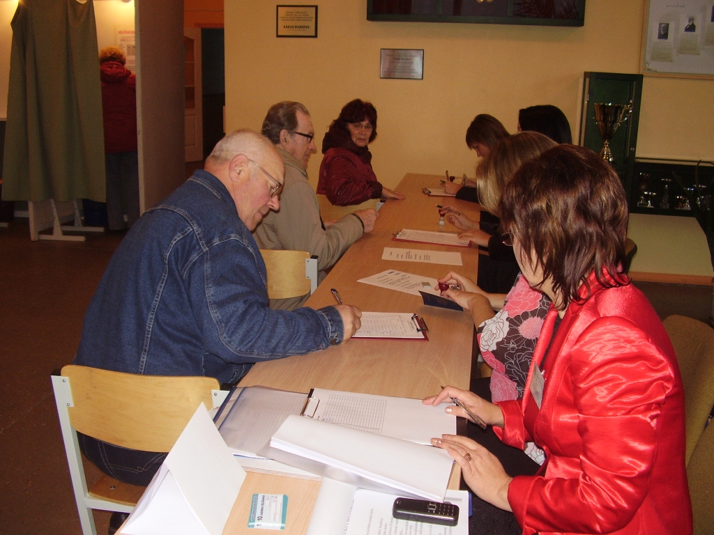 Bauskas 341.vēlēšanu iecirknī, pilsētas 1. vidusskolā, līdz plkst. 7.45 bija nobalsojuši 64 cilvēki.
Autors: Inga Muižniece