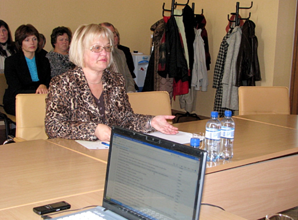 Bauskas novadpētniecības un mākslas muzeja direktore Baiba Šulce izskaidro deputātiem muzeja attīstības stratēģiju tuvākajiem desmit gadiem. 
Autors: Vilnis Auzāns