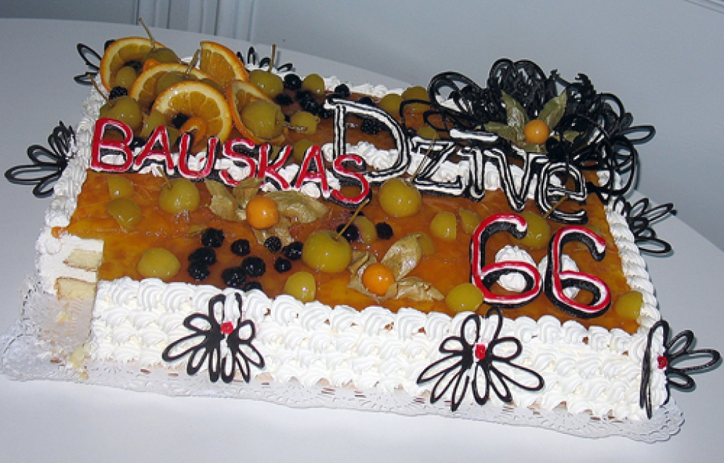 Laikrakstam «Bauskas Dzīve» 27. oktobrī aprit 66 gadi. Avīzi abonēt par īpašo jubilejas cenu šajā dienā varēja cilvēki, kuri dzimuši šajā datumā, un tādu bija 17. Redakcijas saimi pārsteidza sirsnīgie apsveikumi – saņēmām ziedus, arī īpaši...