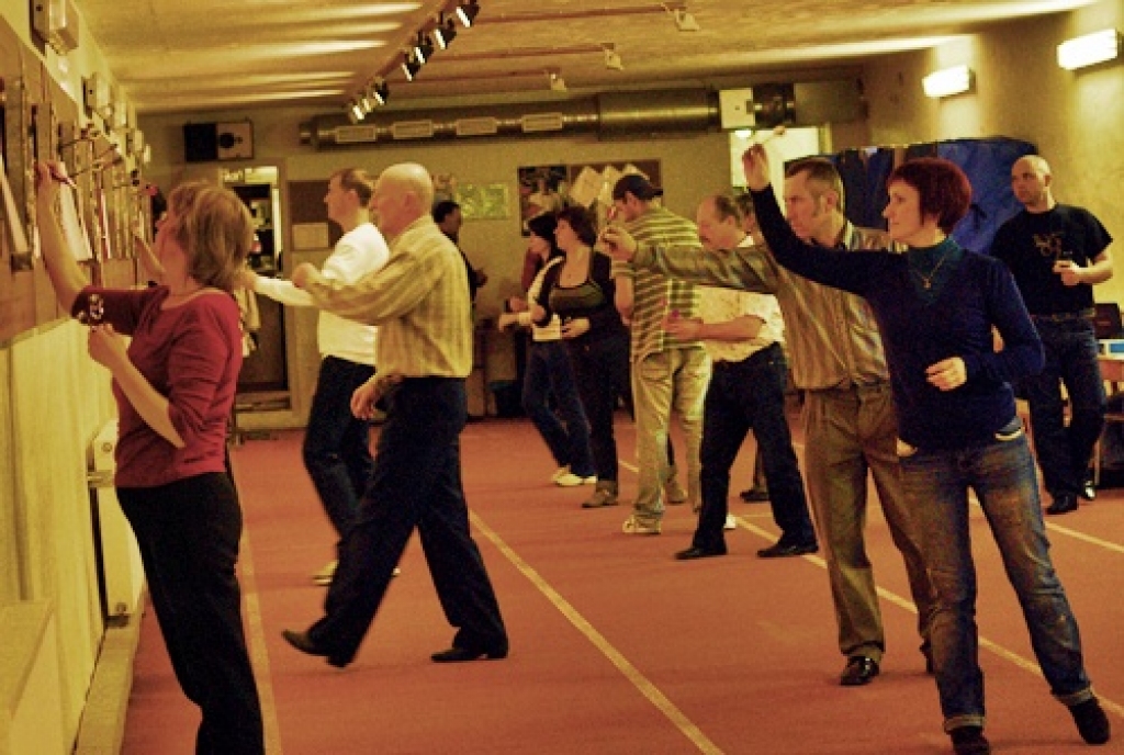 Bauskas novada sporta bāzē notika Bauskas un Vecumnieku starpnovadu sacensības šautriņu mešanā «Pelēkais rudens». Vīru konkurencē dominēja Vecumnieku sportisti, viņu vidū labākais bija Ingus Trušinskis, kurš finālā pārspēja Gunāru Aldi....
Autors: Uldis Varnevičs