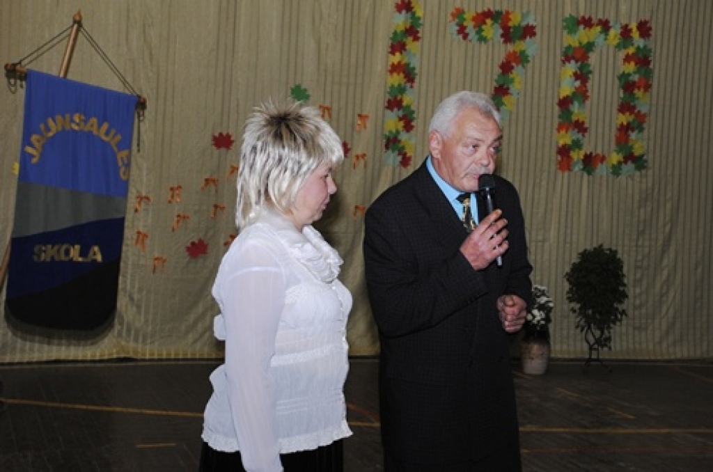 Jaunsaulē 16. oktobrī pulcējās absolventi, viesi, skolotāji un audzēkņi, lai svinētu mācību iestādes jubileju. Pasākuma oficiālā daļa sākās ar klusuma brīdi, pieminot aizgājušos. Atmiņas par cilvēkiem un skolu bija galvenās vakara gaitā....
Autors: Uldis Varnevičs