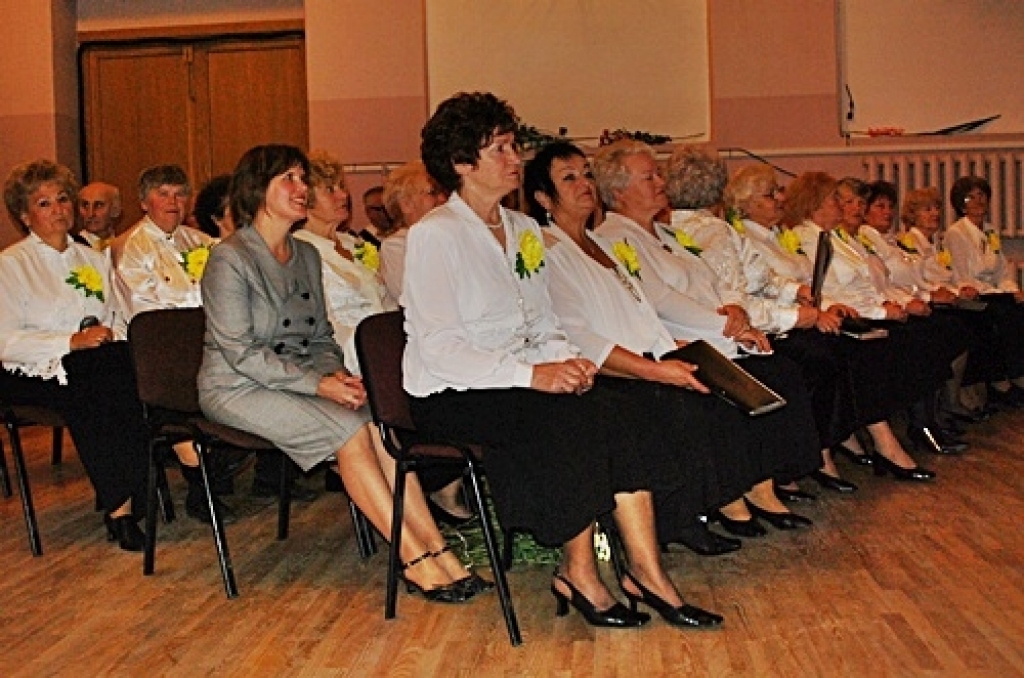 Divdesmit trīs melnbaltā tērptas dāmas ar saulainu ziedu pie krūtīm un tādu pašu smaidu un četri braši vīri 16. oktobra pēcpusdienā Bauskas tautas namā izdziedāja «Sarmas» jaunību – pirmos desmit gadus. Jubilāri dziedāja mīļākos...
Autors: Uldis Varnevičs