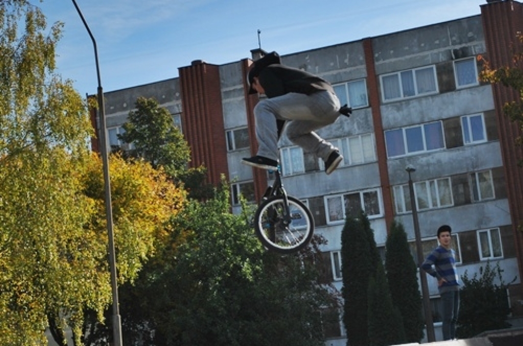Bauskas aptuveni 50 jaunieši 10. oktobrī pulcējās pilsētas skeitparkā, lai piedalītos starptautiskā vides kampaņā «10/10/10 – pasaules zaļo darbu diena». Pasākumu organizēja Bauskas 1. vidusskolas skolēnu dome. Interesantākā daļa bija...
Autors: Uldis Varnevičs