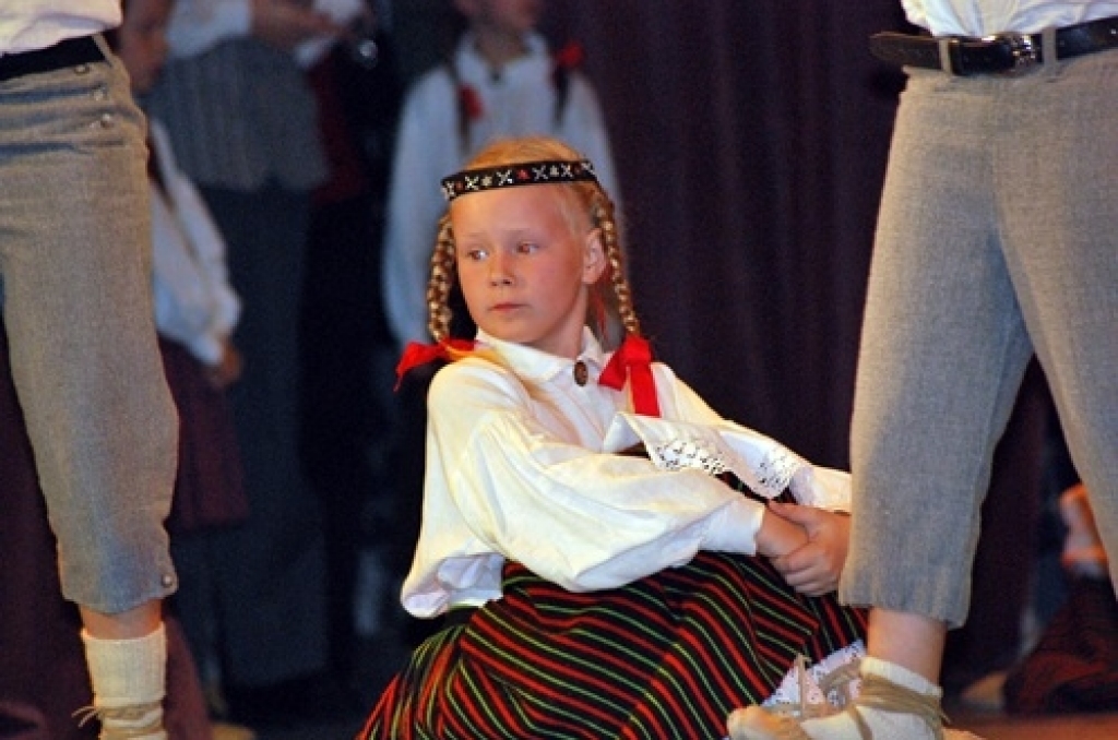 Pilsētas tautas namā 1. oktobra vakarā Bauskas bērnu un jauniešu centra audzēkņi skatītājiem veltīja koncertu «Mūsu pašu radīts...». Pasākums pulcināja pilnu zāli apmeklētāju.Koncertā uzstājās Ligitas Zeibotes vadītās deju kopas «Mēmelīte»...
Autors: Uldis Varnevičs