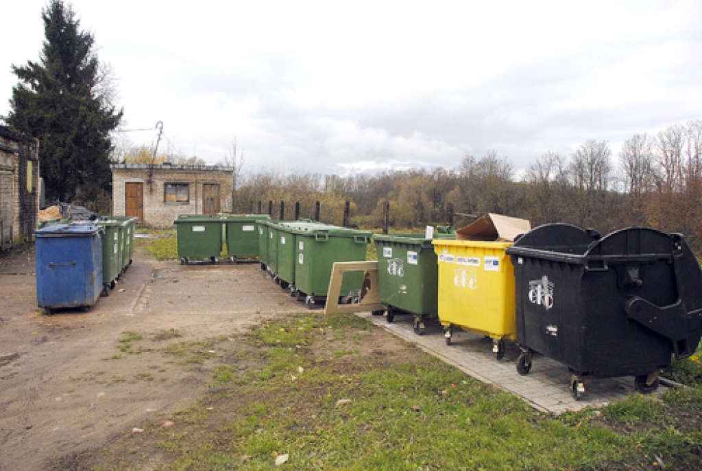 Pilsrundālē pie daudzdzīvokļu mājām un skolas ir konteineri atkritumu šķirošanai.