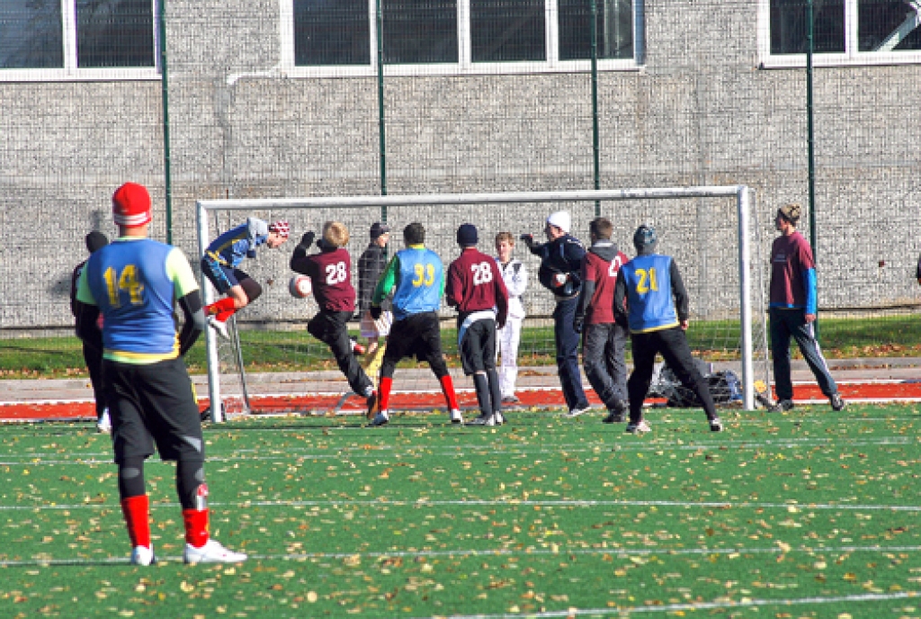 Rihards Dervins (no kreisās), Bauskas 1. vidusskolas audzēknis, cīņā ar Uzvaras vidusskolas puišiem pēc stūra sitiena izspēles guva izšķirošos vārtus.