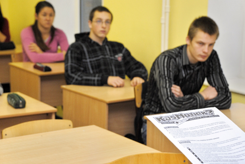 Anketas ar konkursa jautājumiem gaida Īslīces vidusskolas 9. klases audzēkņi Guntars Homičs, Ilvars Žigis un Līga Mendziņa.