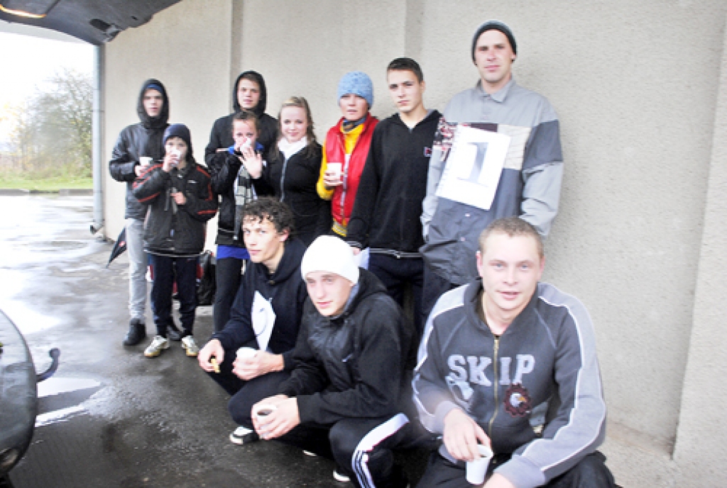 Diplomus un medaļas saņēma visi tautas skrējiena dalībnieki.