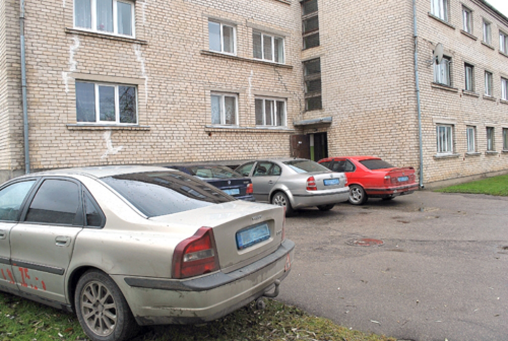 Bauskā, Dārza ielā 13, pie mājas durvīm pielikta zīmīte, kas informē, ka novembrī notiks ēkas ārdurvju nomaiņa.