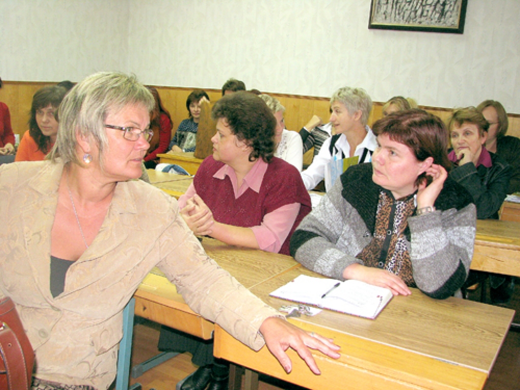 Bauskas 1. vidusskolas pedagogu viedokļi par ģimnāzijas nepieciešamību ir atšķirīgi. Skolotāja Sarmīte Ābelniece (no labās) šaubās par šo ieceri. Savukārt skolotāja Ināra Graudiņa (no kreisās) piekrīt, ka ideja ir laba, taču esot daudz neskaidrību par tās īstenošanu.