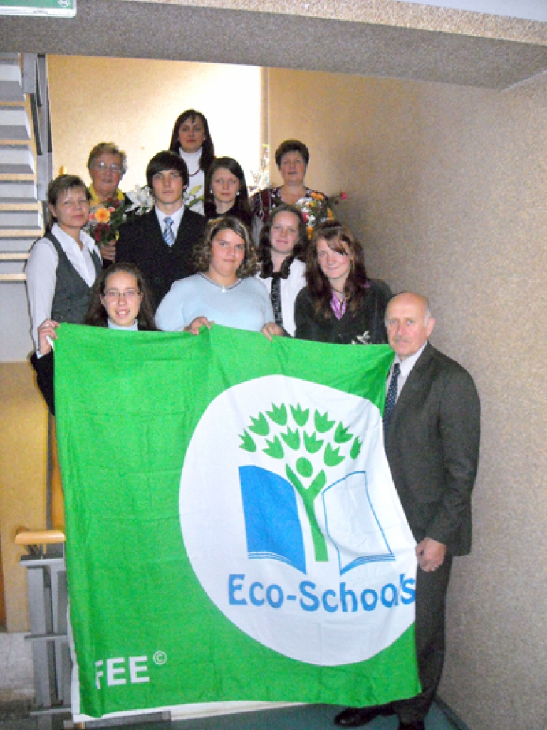 Skaistkalnes vidusskolas pārstāvji un novada pašvaldības priekšsēdētāja vietnieks Jānis Kalniņš Vides ministrijā pēc zaļā karoga saņemšanas.