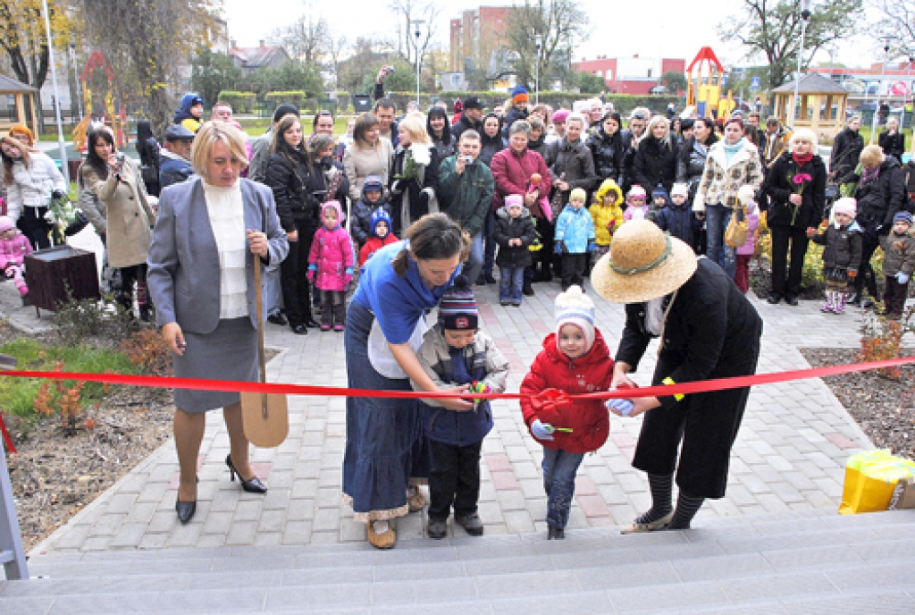 Edgars Saltais un Monta Kurmeņeva, pirmsskolas izglītības iestādes «Pasaulīte» jaunie audzēkņi, pārgriež svinīgo lenti.