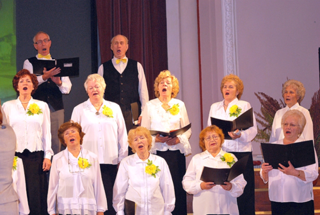 Daina Sunteika (otrajā rindā no kreisās), «Sarmas» vecākā, daudz paveica jubilejas koncerta sagatavošanā.