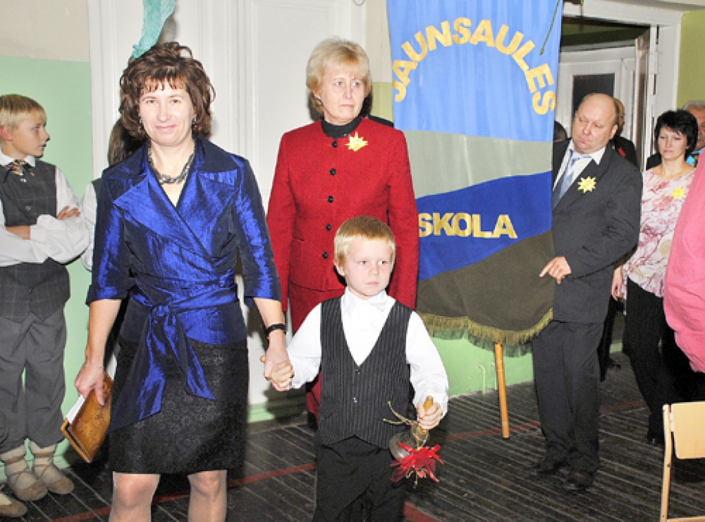 Haralds Jeromans, 1. klases audzēknis, kopā ar vakara vadītāju un Jaunsaules skolas absolventi Ingu Grīnbergu ieskandina skolas zvanu.