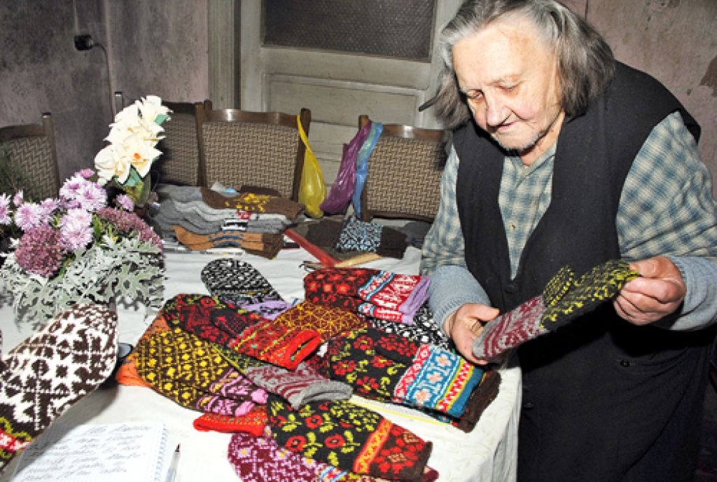 Ella Alekšūne dūraiņu izstādi Misas bibliotēkā vēl nav redzējusi. Īpašas ziņkāres aplūkot savus cimdus viņai neesot, bet gan jau dēls aizvedīšot. Galvenais, lai citiem cilvēkiem patiktu, spriež Ella.