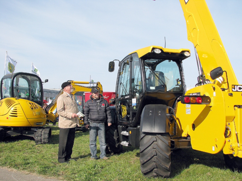 Raimonds Kazbuķis (no kreisās), Viesturu pagasta zemnieks, Rāmavā lūko, kādu tehniku izvēlēties. Viņu konsultē SIA «Agritech» pārstāvis Arvis Jaunzems.