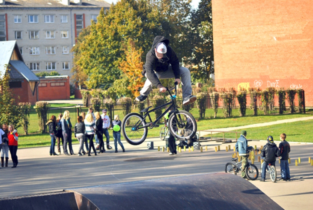 Jauniešu pasākumā varēja vērot velosipēdistu un skrituļslidotāju trikus.