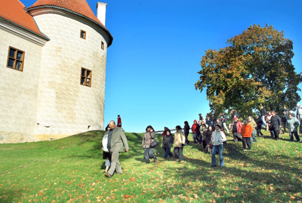 Bauskas pilī paveikto novērtēt bija ieradušies Rundāles pils muzeja darbinieki. Viņu gids šoreiz bija Bauskas pils muzeja direktors Māris Skanis.