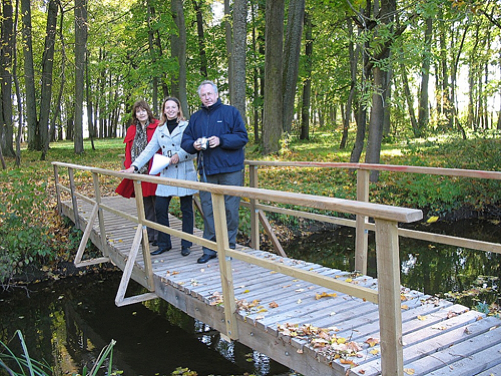 Tiltiņš Svitenes parkā ir svitenieka Pētera Grabovska iecerēts, ar projekta atbalstu izveidots. Uz tā stabili jūtas (no kreisās) Rundāles novada attīstības nodaļas speciāliste Ludmila Knoka, Pētera dzīvesbiedre Vita Reinfelde un Nīderlandes fonda pārstāvis Eduards Zvirgzds.