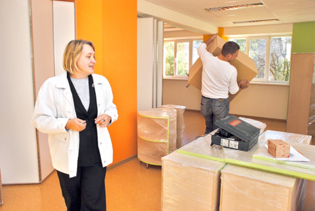 Daina Kadiševska, bērnudārza «Pasaulīte» vadītāja, vēro, kā jaunajās telpās Dārza ielā 3 tiek montētas un izvietotas mēbeles.