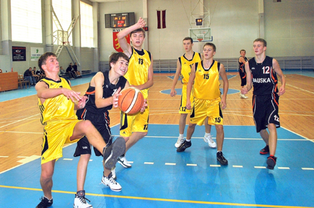 Baušķenieku U-17 komandas spēlētājiem (melnos tērpos) cīņā ar limbažniekiem nebija viegli izlauzties līdz grozam. 