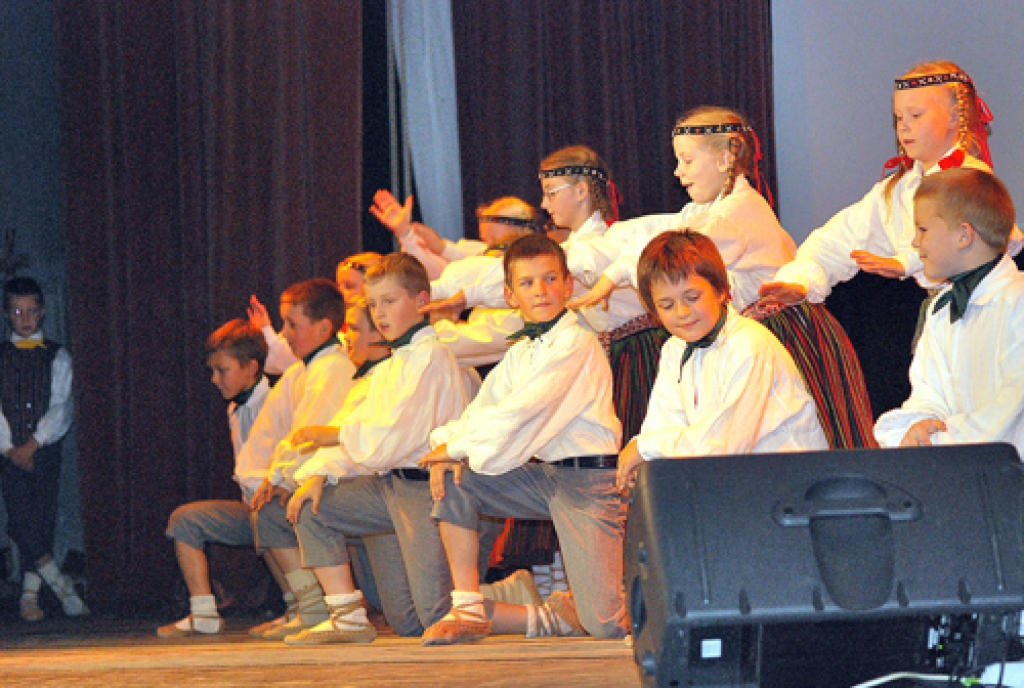 Uz skatuves deju kopas «Mēmelīte» jaunie dejotāji.