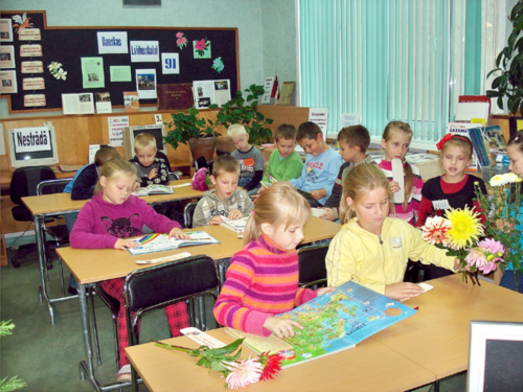 1.a klase iepazīst skolas informācijas centra grāmatas.